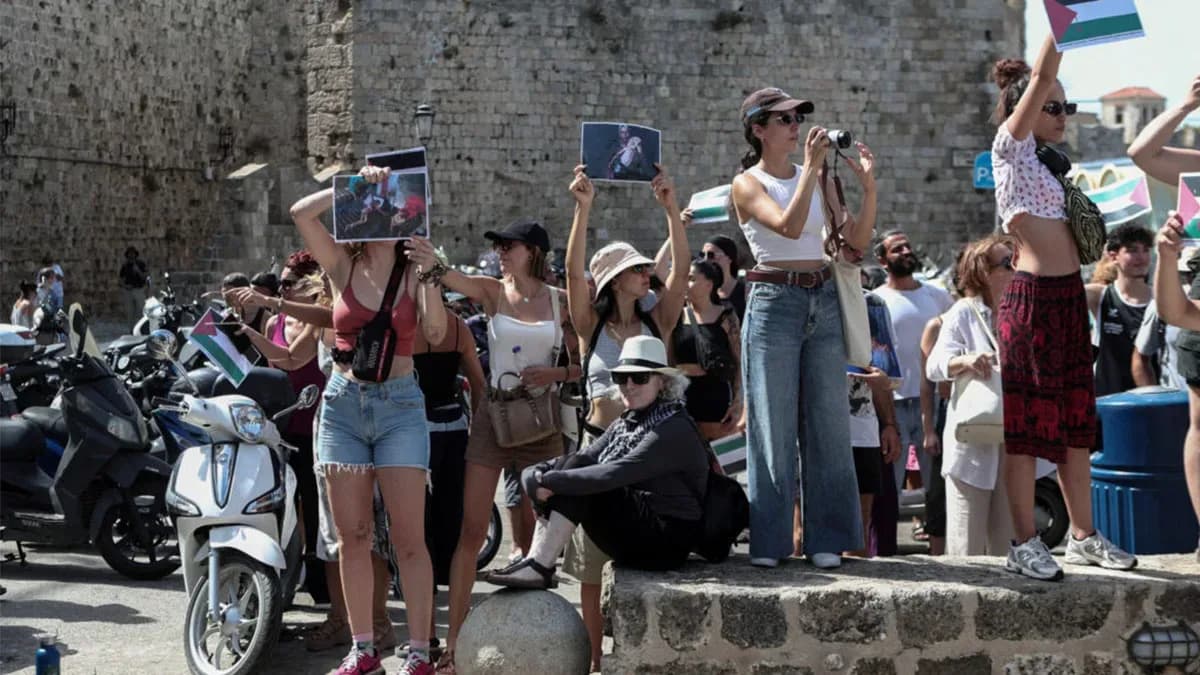Ship carrying Israeli tourists protested on Rhodes Island